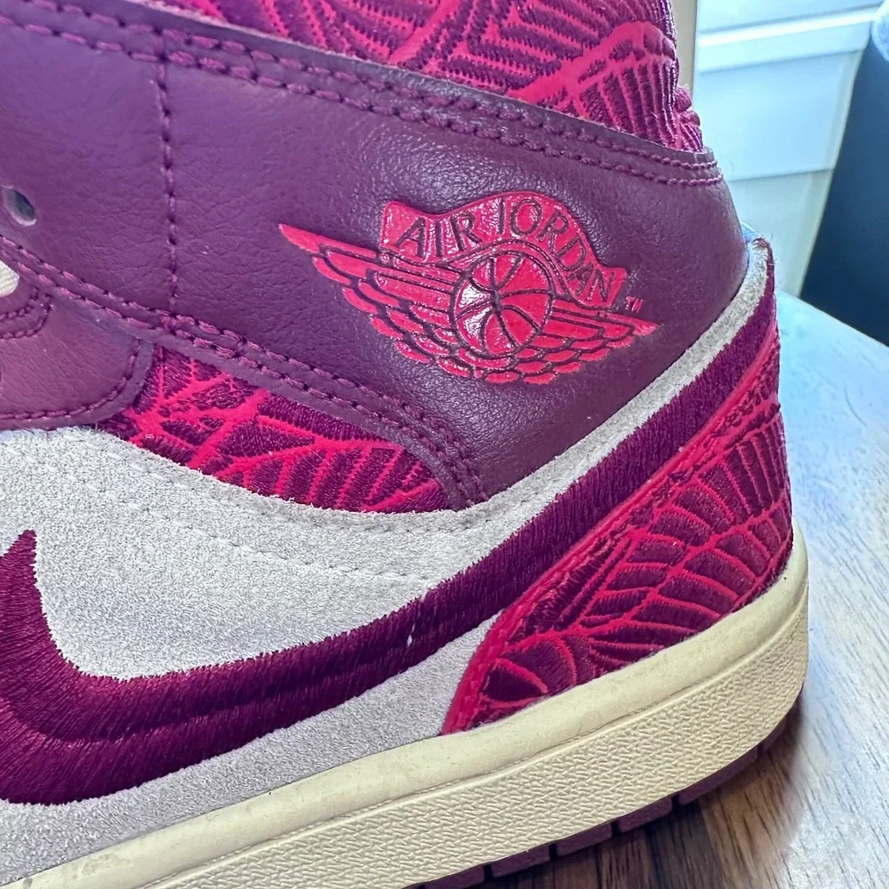 Nike Air Jordan 1 Mid SE Women 9.5 Wild Berry White Embroidered‎ Tiki Leaf